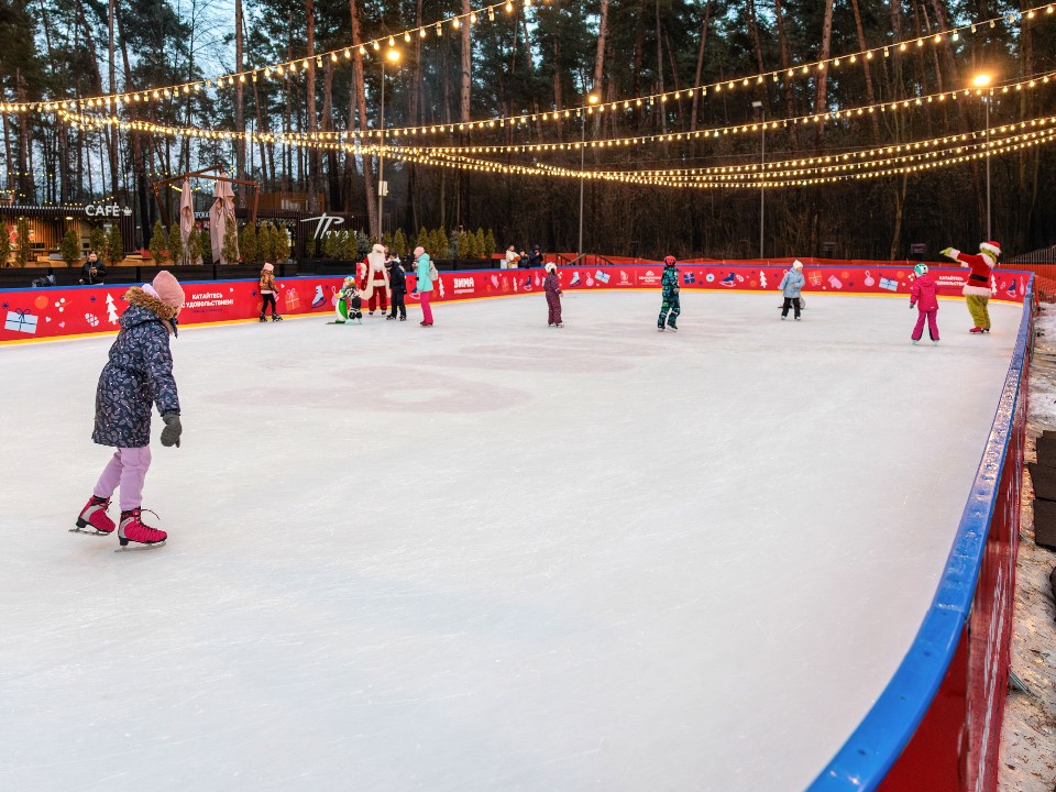 Вечер на коньках: жителей Красногорска пригласили на каток стадиона «Зоркий»