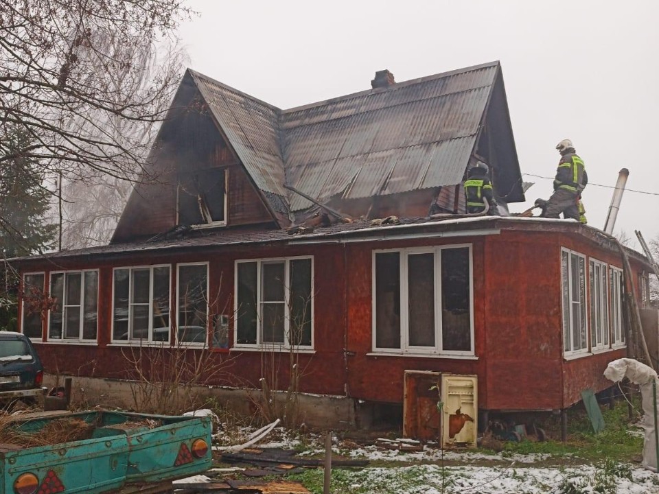 Пожарные ликвидировали возгорание в дачном доме в деревне Владимирово