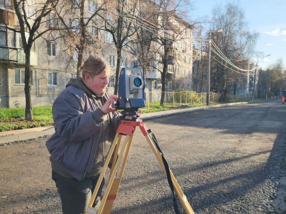 Геодезисты следят за качеством ремонта дороги на Заречной улице