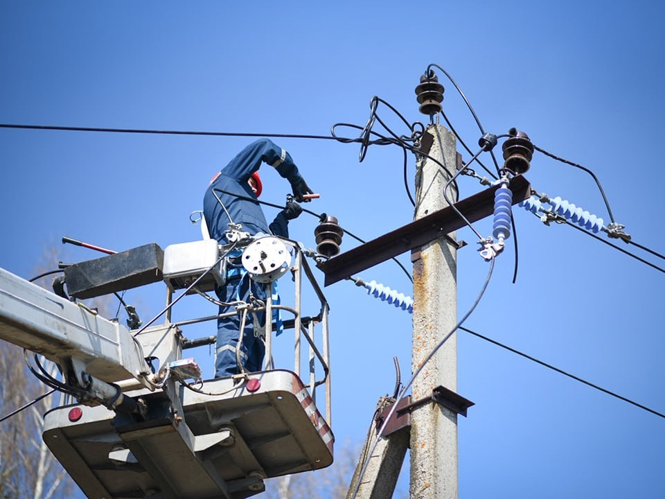 В Николо-Прозорово энергетики обновят оборудование: зачем это нужно и как заранее узнать, когда вернется электричество