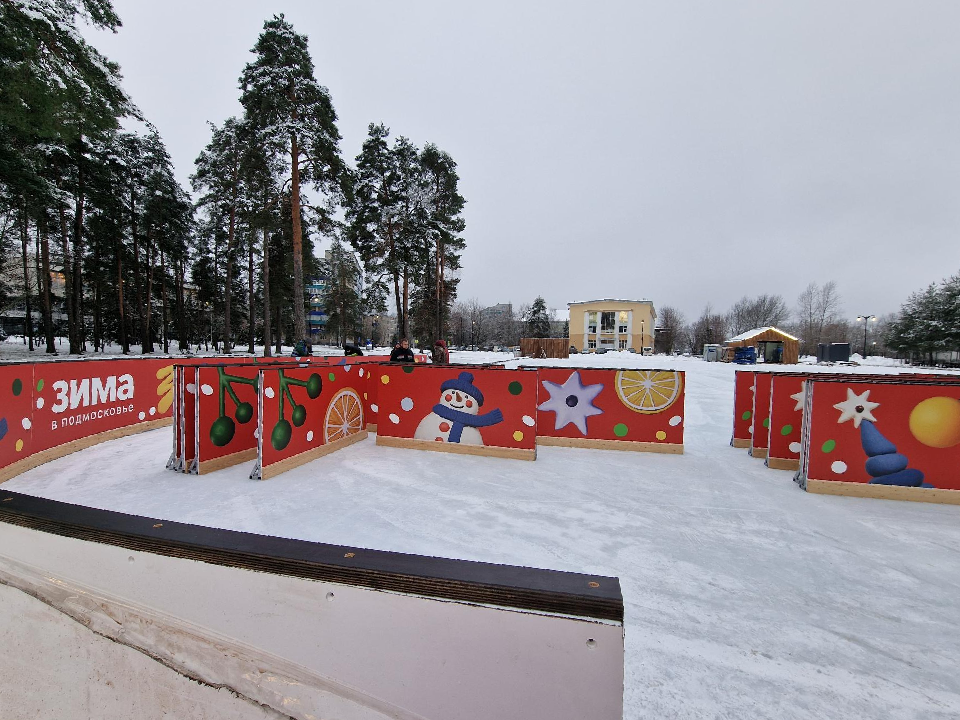 Каток на набережной Менделеева почти готов: где, когда и как записаться