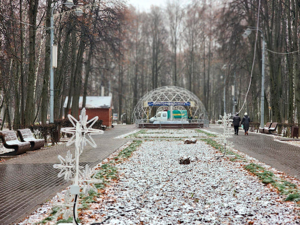 Городские парки и площади засияли праздничной подсветкой к Новому году