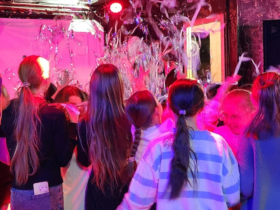 Школьники Шаховской зажгут под трендовые песни на дискотеке 19 ноября