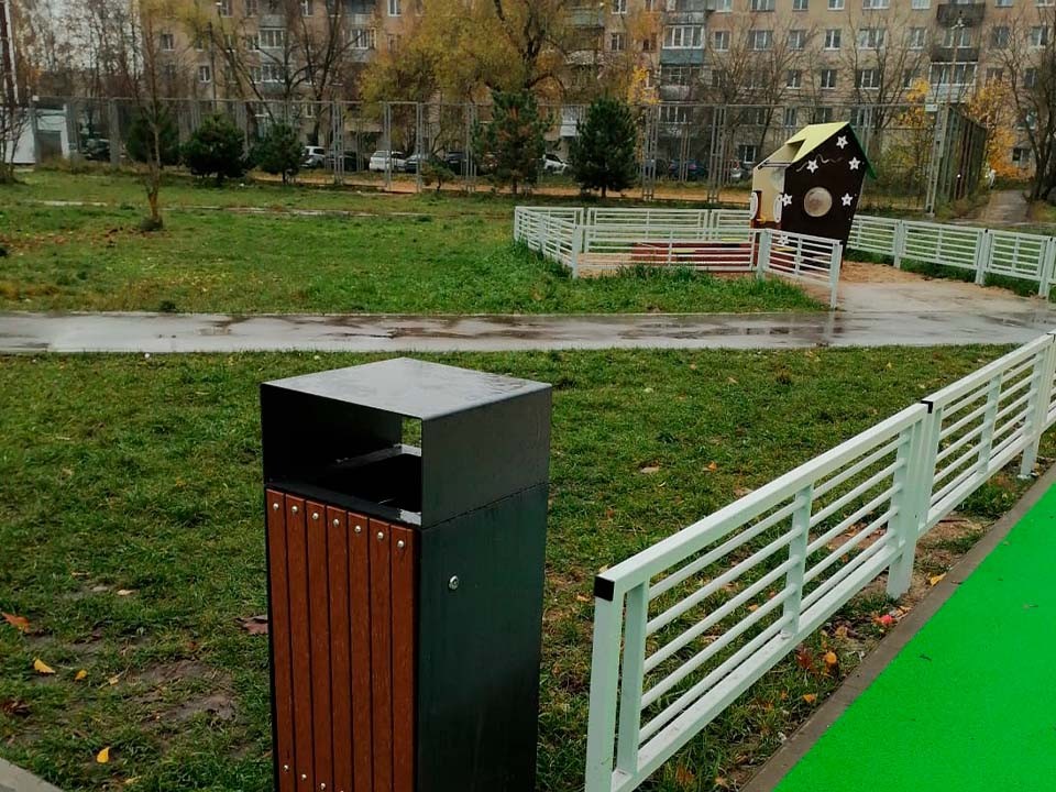 Коммунальщики навели порядок на деткой площадке в Военном городке