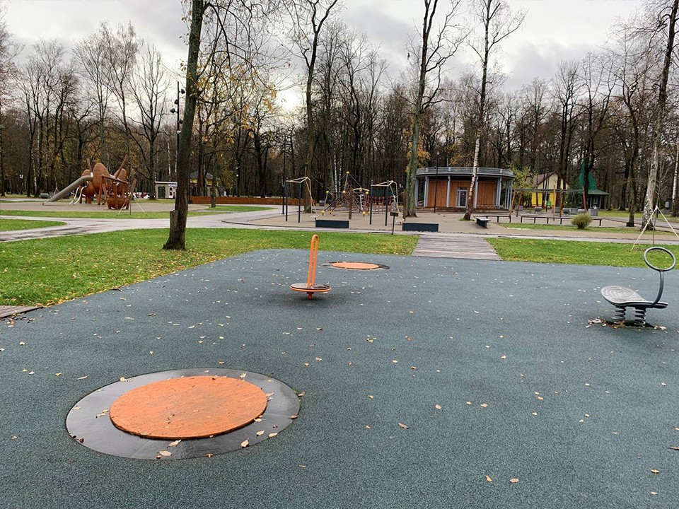 Батуты «ушли» на зимние каникулы: детская площадка в парке Островского готовится к холодам