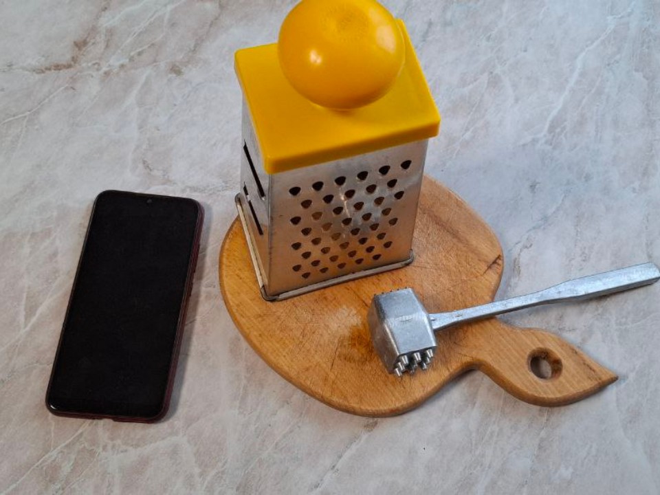 Видновчанам рассказали, почему опасно ходить с телефоном в туалет или на кухню