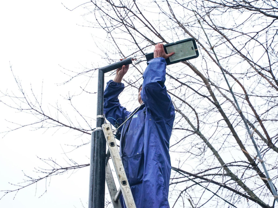 Маршрут от поликлиники №6 стал светлее и безопаснее благодаря новым фонарям