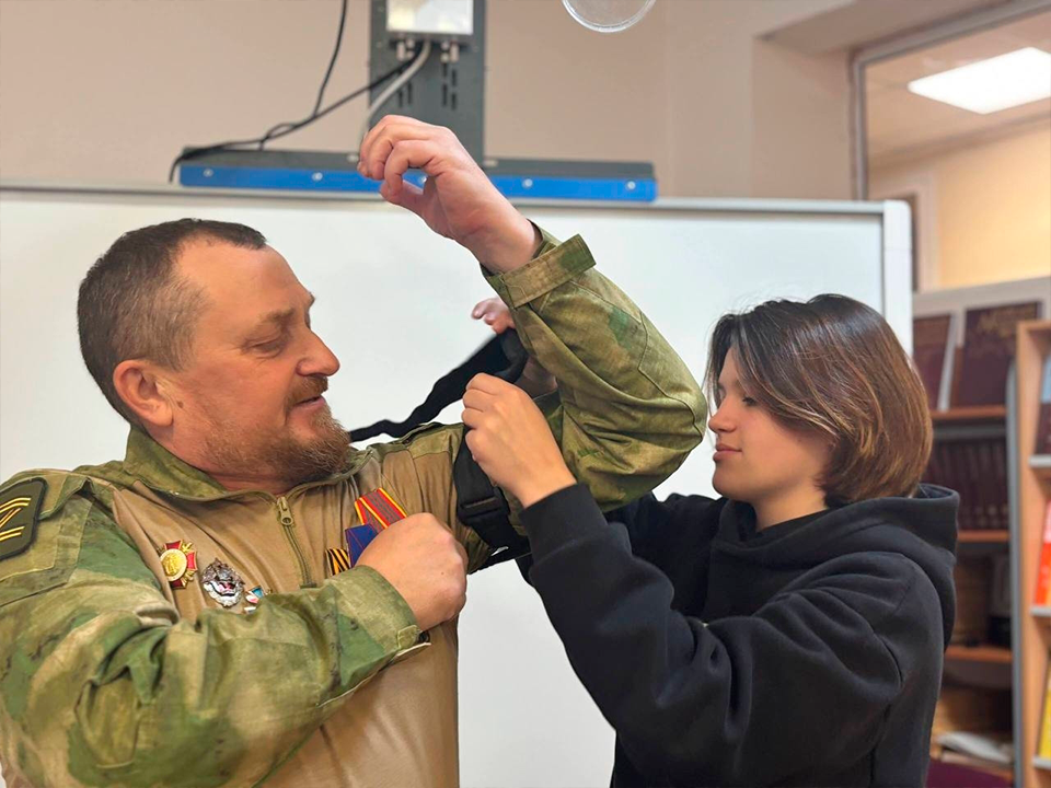 Зарайские студенты освоили навыки первой помощи на встрече с ветераном СВО