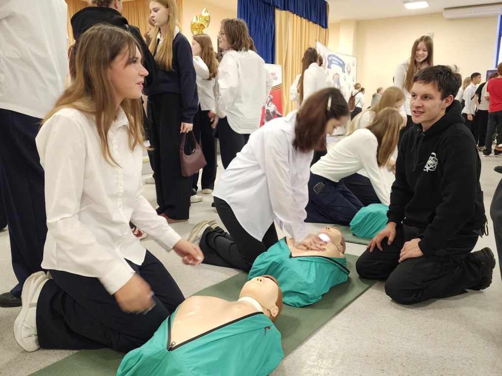Школьники в Лосино-Петровском научились управлять беспилотником и оказывать первую помощь