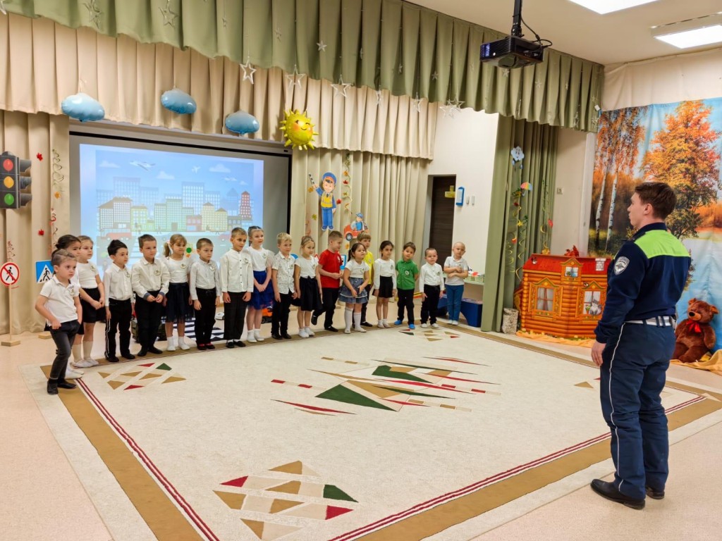 Сотрудники ГИБДД научили детей безопасности на дороге в игровой форме