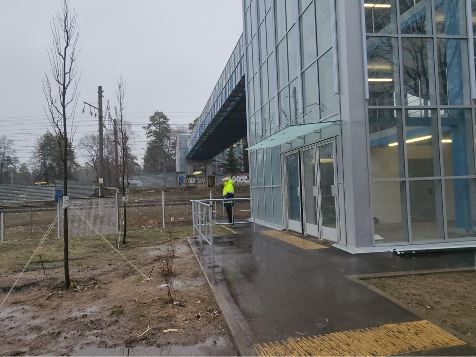 В Малаховке рабочие завершают обустройство территории рядом с новым надземным переходом