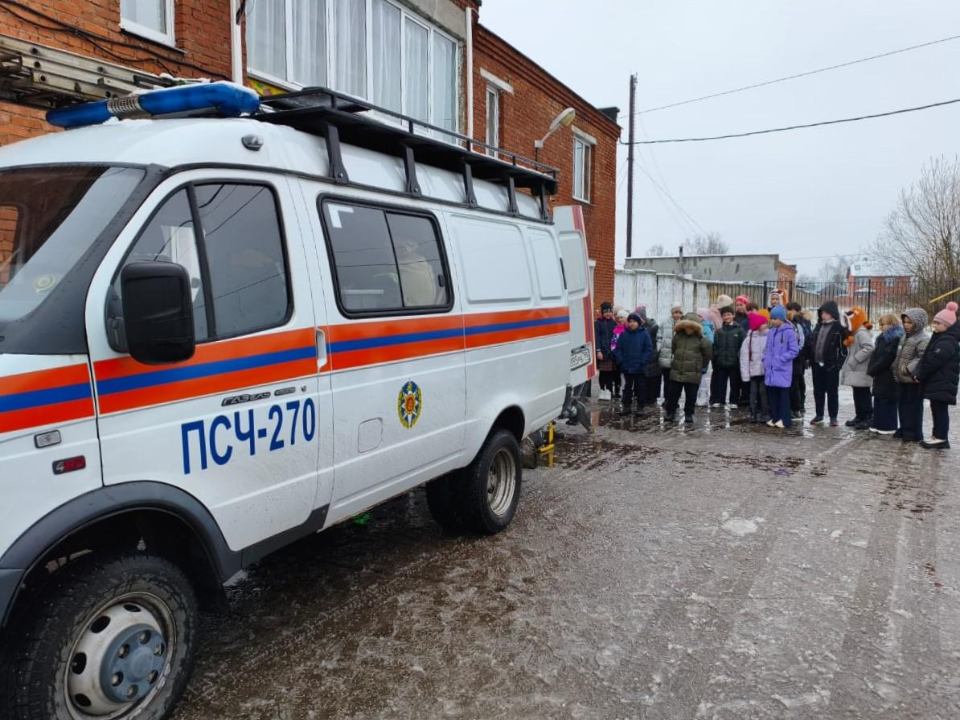 В школе Горшкова спасатели провели урок безопасности: детям показали снаряжение и рассказали, как действовать, когда нужна помощь