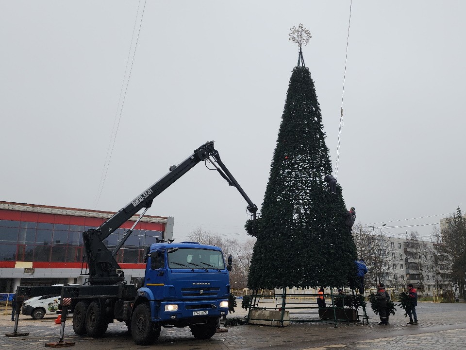 Елку на площади у Дома культуры «Октябрь» устанавливают в Лосино-Петровском