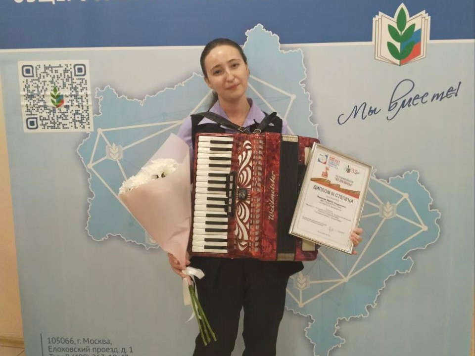 Учитель музыки удивила жюри конкурса «Год трудовой доблести — все для Победы» одним номером