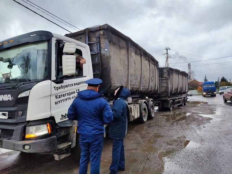 Двоих водителей оштрафовали за незаконную перевозку строительного мусора в Подмосковье