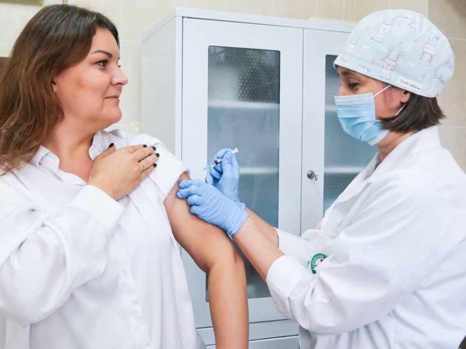 Врач осмотрит, а бот запишет: где и как быстро сделать прививку от гриппа в Подмосковье