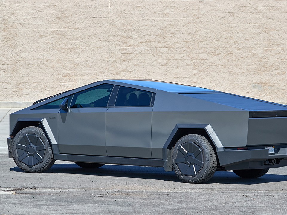 «Как тебе такое, Илон Маск?»: авто в стиле киберпанк заметили на парковке в Пушкино