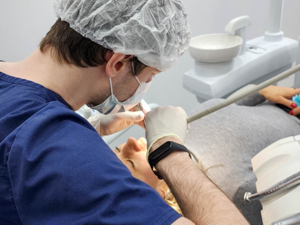 Пациентка чуть не умерла после удаления зубов мудрости: огромную опухоль удалили врачи