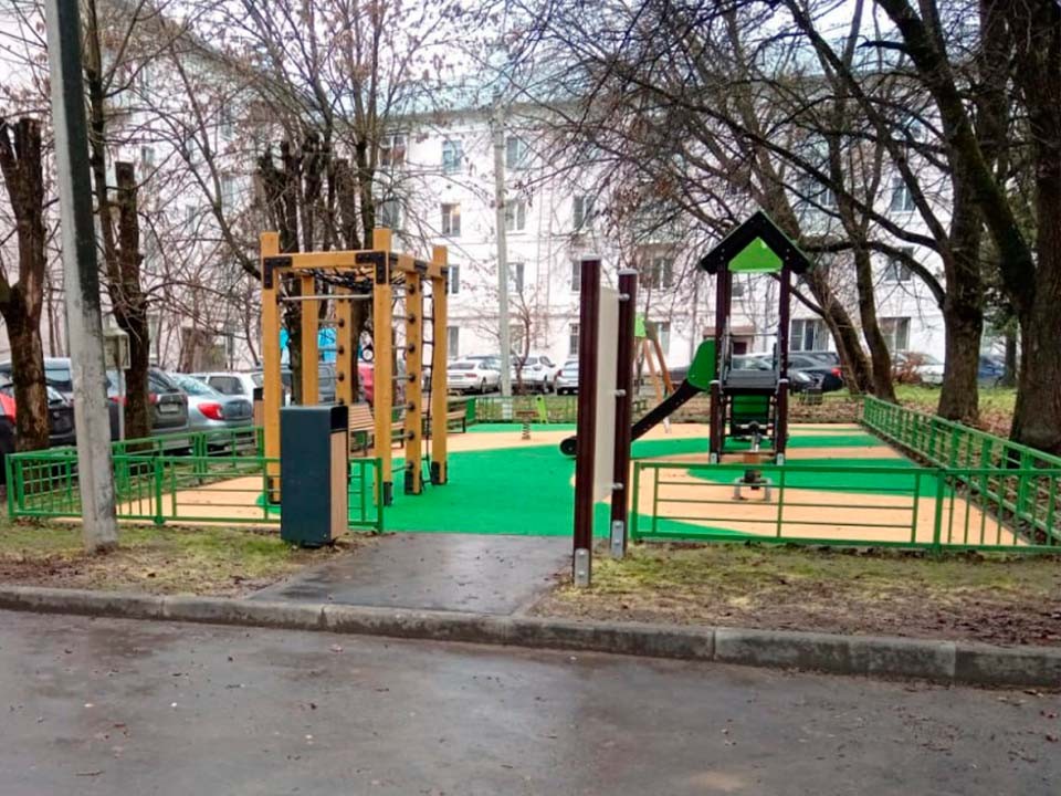 Коммунальщики навели порядок на новой детской площадке в Солнечногорске