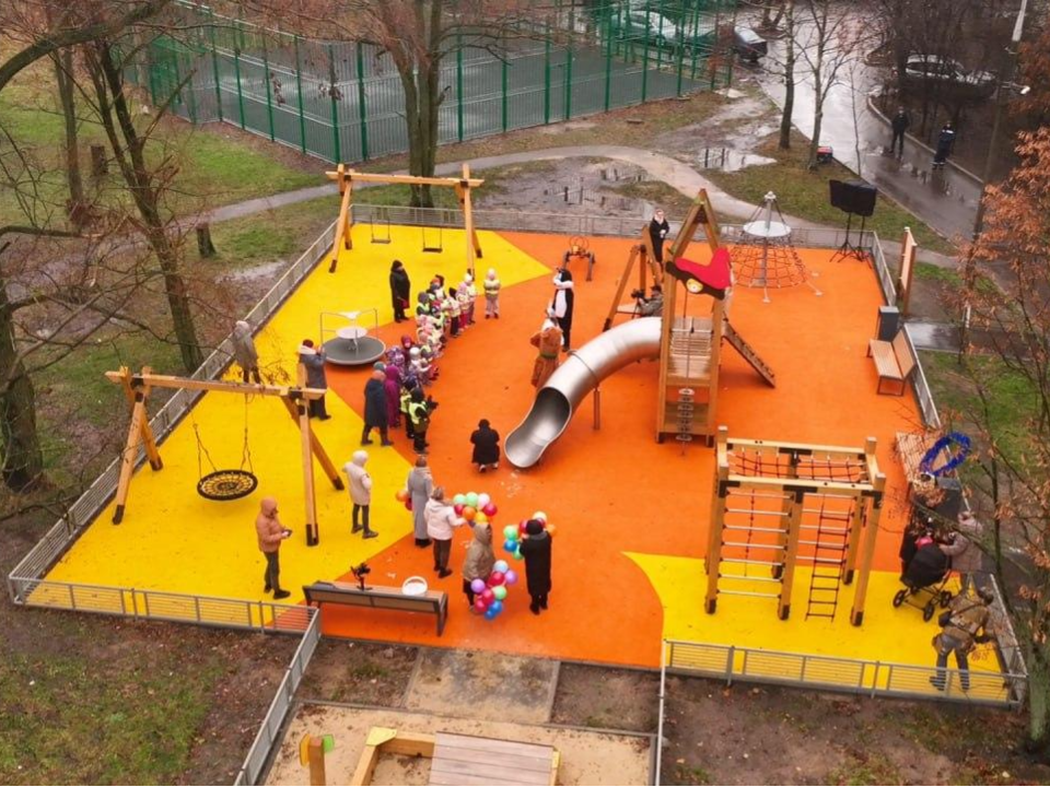 Время прогулок стало веселее: новые зоны с веревочными комплексами и песочницами открыли в Дзержинском