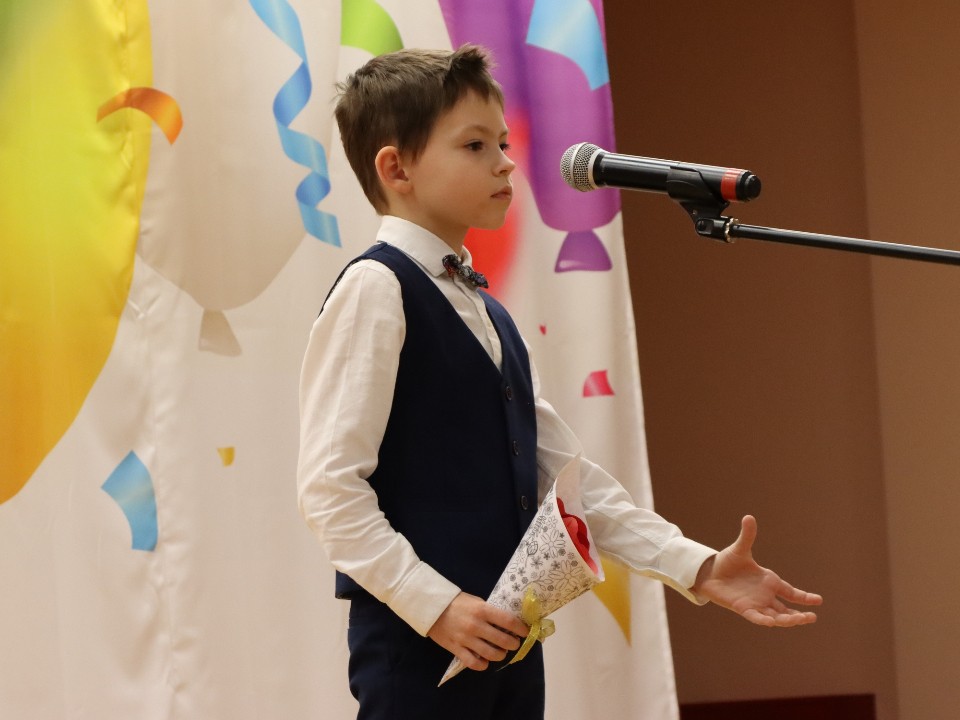 Школьники Лотошина трогательно поздравляют своих мам и бабушек