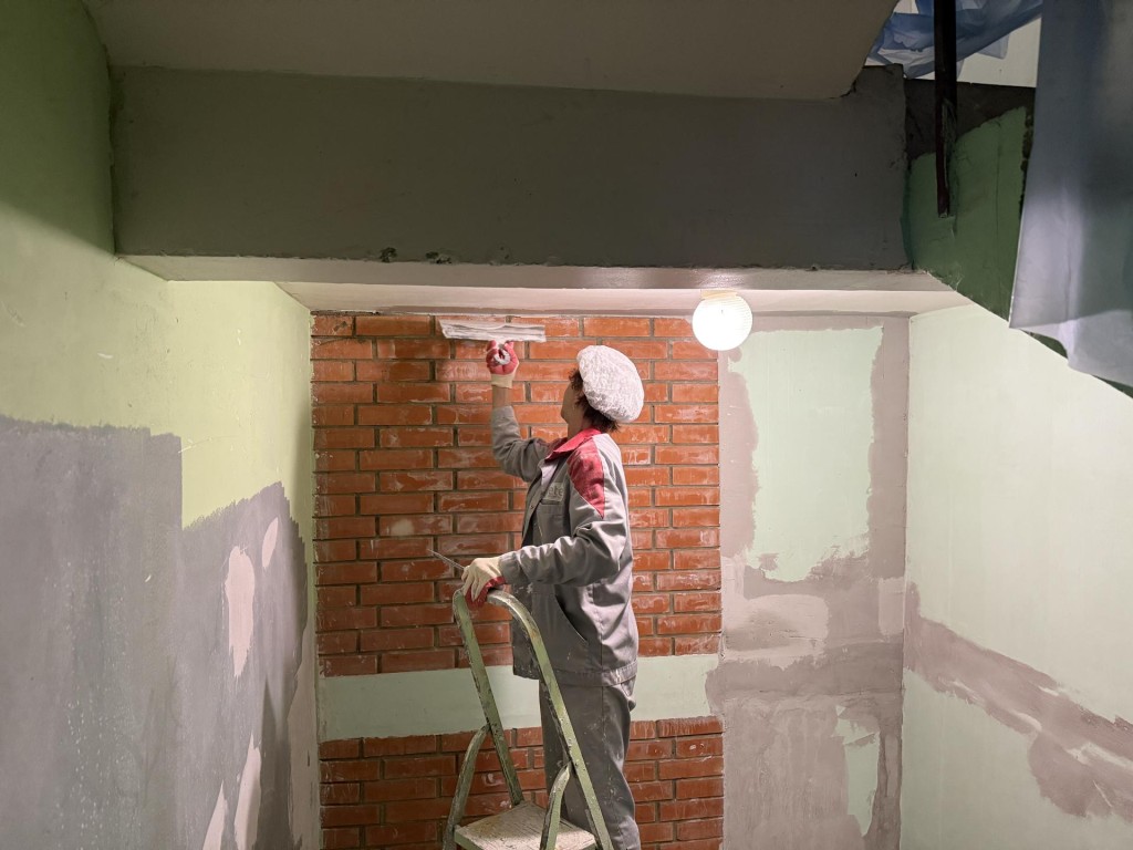 Новые двери и свет: в Электростали отремонтировали 79 подъездов