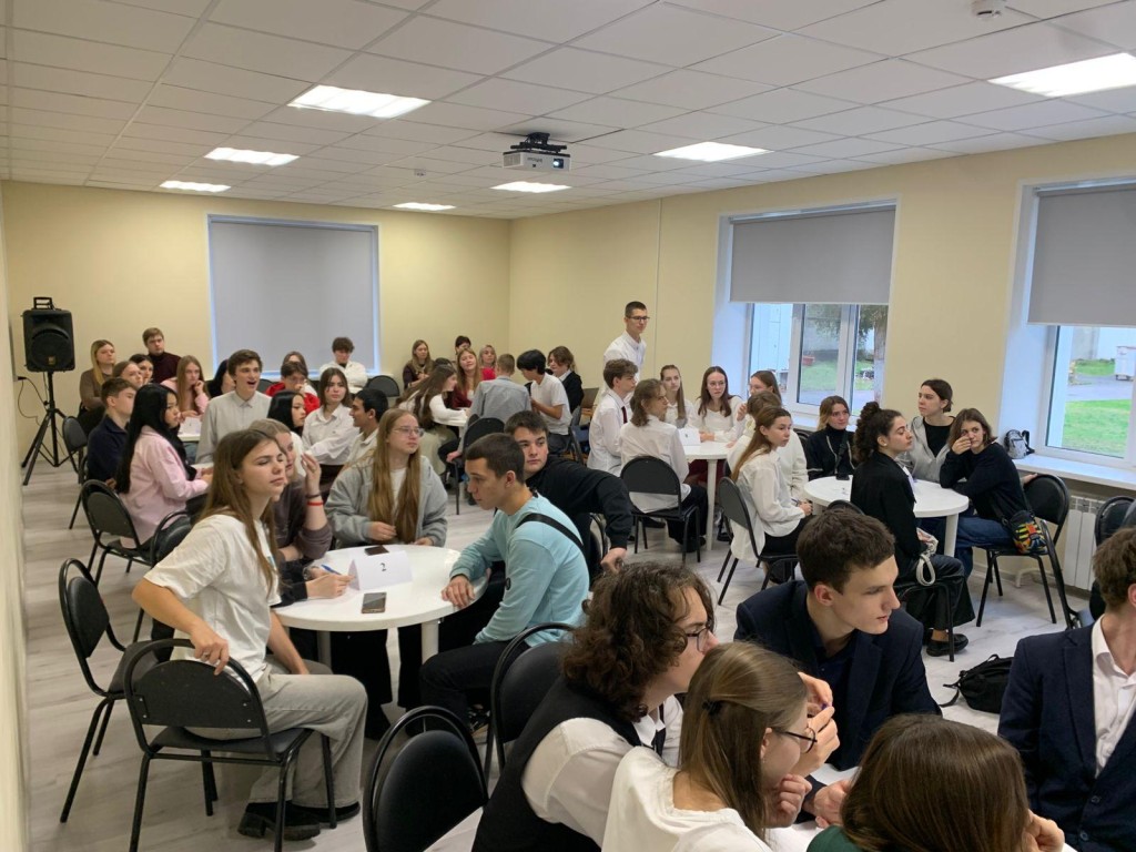 «Дети Отечества» против «Богов истории»: как проходила интеллектуальная дуэль восьми школьных команд в Серпухове