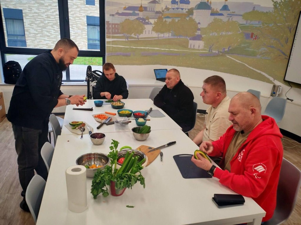 На вкус и цвет: как в Семейном центре имени А. И. Мещерякова незрячие бойцы СВО покоряют «Кулинарные горизонты»