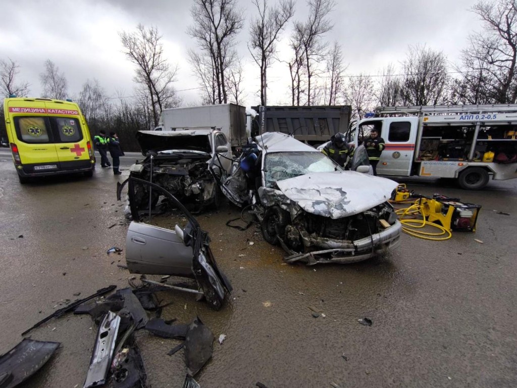 Спасатели деблокировали пенсионерку, зажатую в искореженном авто в Домодедове