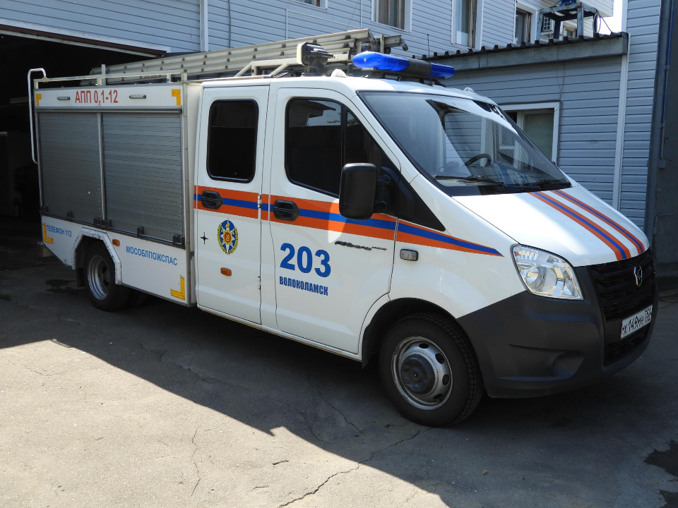 Обычный вызов скорой превратился в сложную операцию: спасатели помогли аккуратно вынести тяжелую пациентку и передали медикам