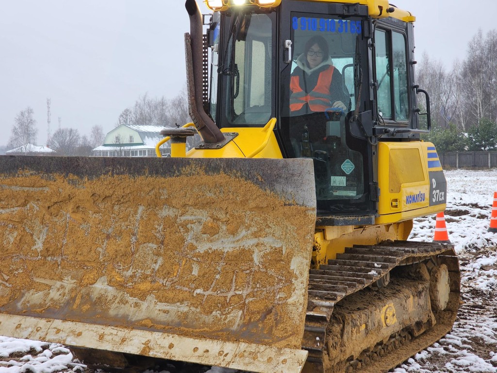 Не женское дело? Студентка Раменского техникума бросила вызов мужчинам в управлении бульдозером