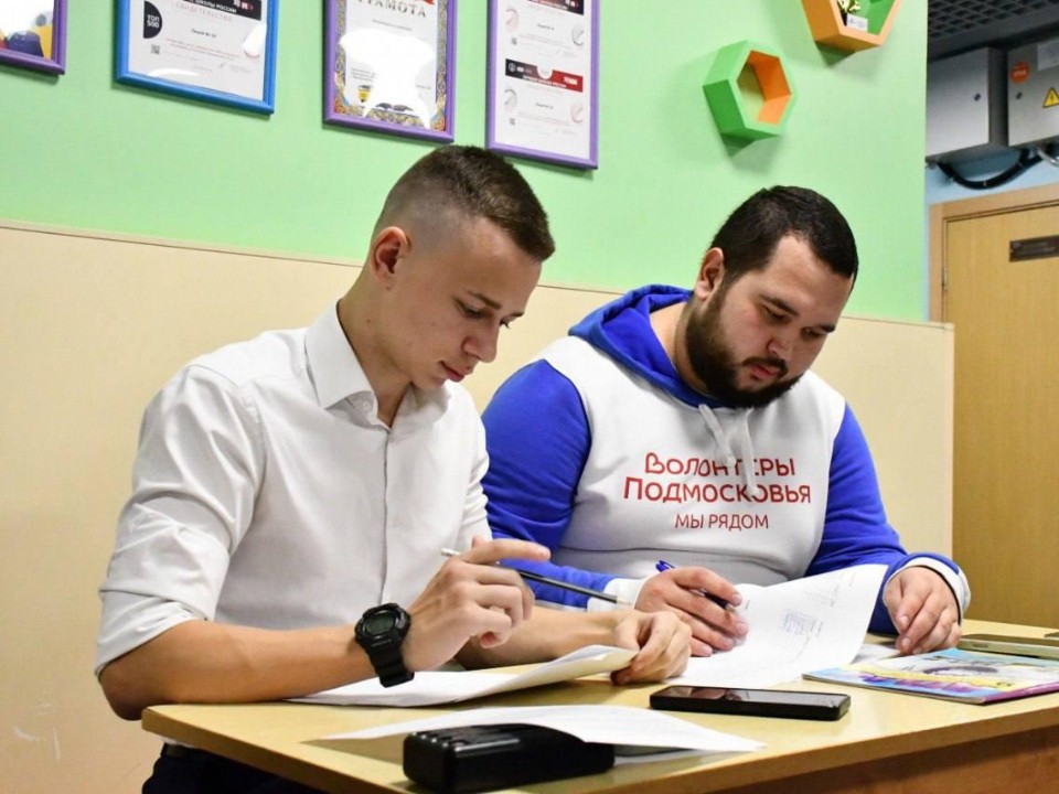 Волонтеры Жуковского провели интеллектуальную игру «Что? Где? Когда?» в лицее №14