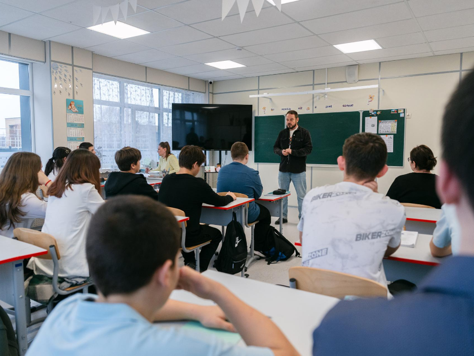 В луховицких школах провели уроки здоровья: подростки узнали о вреде курения и последствиях использования электронных сигарет