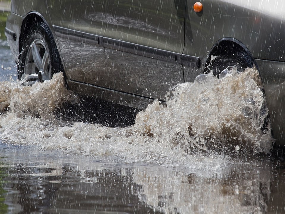 Снесет все вокруг: сильный дождь и шквалистый ветер обрушатся на Подмосковье 18 ноября