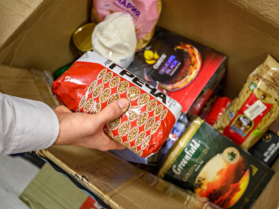 Студенты готовят пайки шьют мешки и делают свечи для бойцов СВО