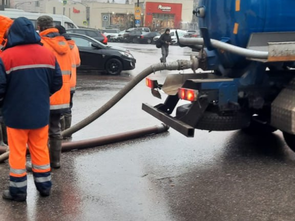 Прорыв устранен: вода вернулась в жилые дома на улице Ленина