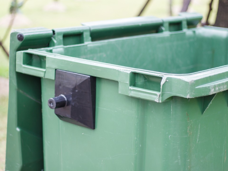 Реутовский Челентано устроил пляски в мусорном контейнере