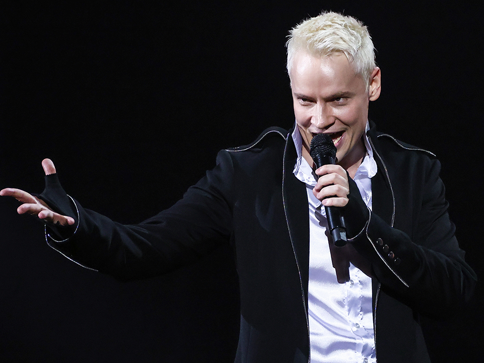 «Почему вы прицепились ко мне?»: SHAMAN рассказал, что уже 25 лет носит кожаные лосины