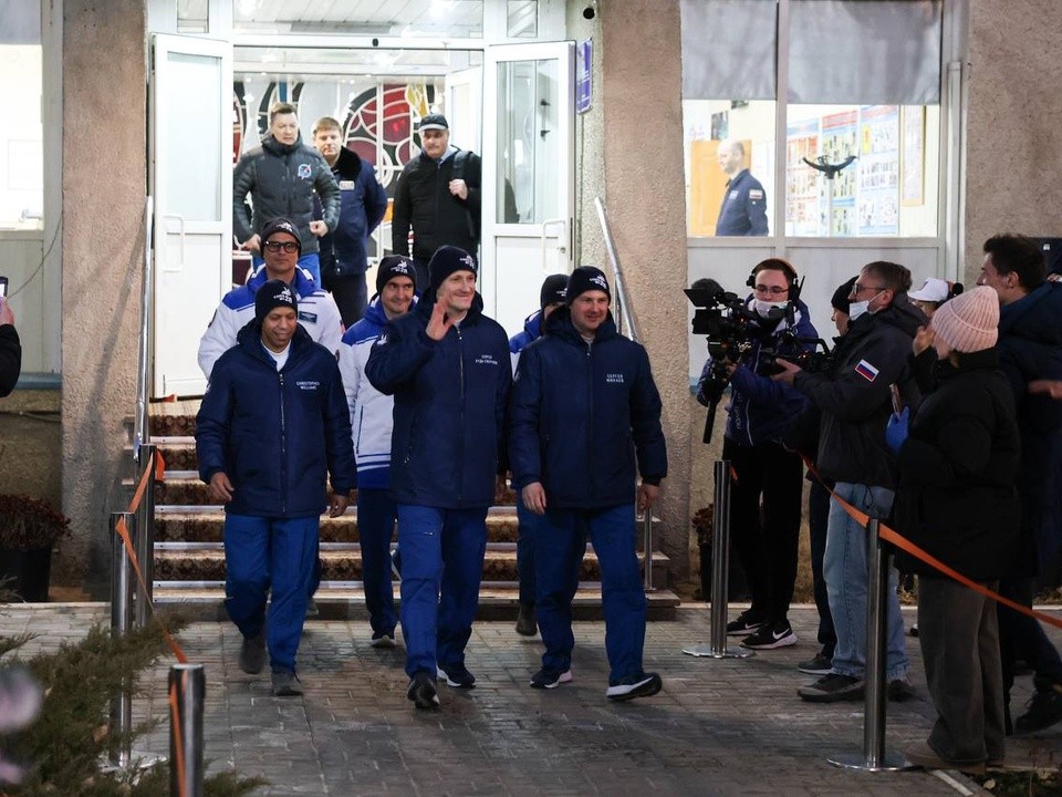 Тронуло всех: песня «Трава у дома» сопроводила суровых космонавтов на Байконуре