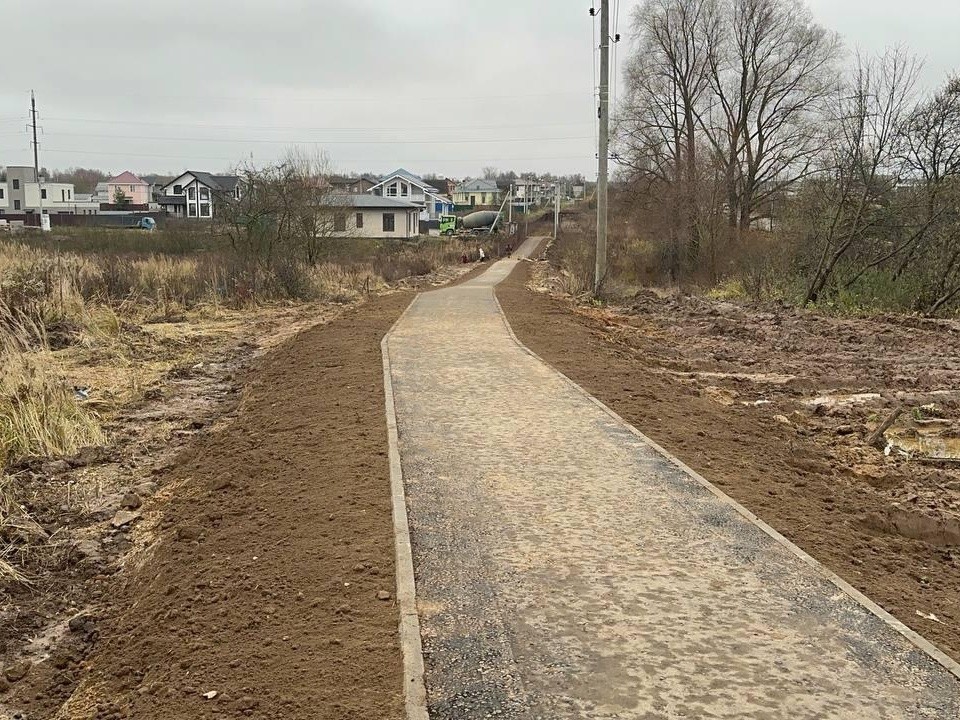 На Чкалова пешеходная дорожка теперь защищена от весеннего паводка