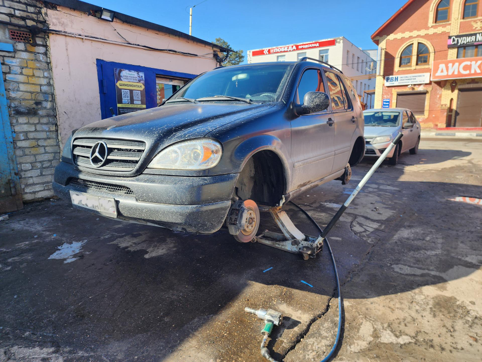 В шиномонтажных мастерских ажиотаж перед первым снегом: без записи не попасть