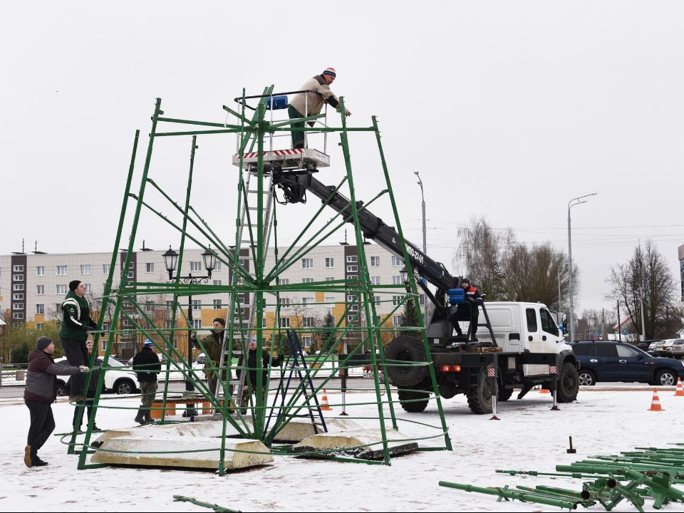 Лотошино готовится к празднику: на центральной площади устанавливают главную новогоднюю елку