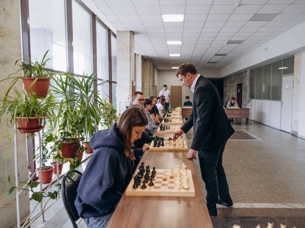 Домодедовские студенты сыграли партию с гроссмейстером Сергеем Карякиным