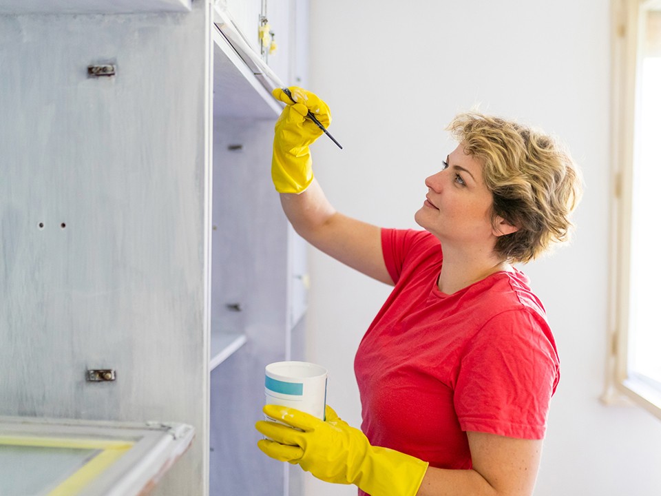 Липкие шкафы после покраски? Простой способ вернуть идеальный вид за пару минут