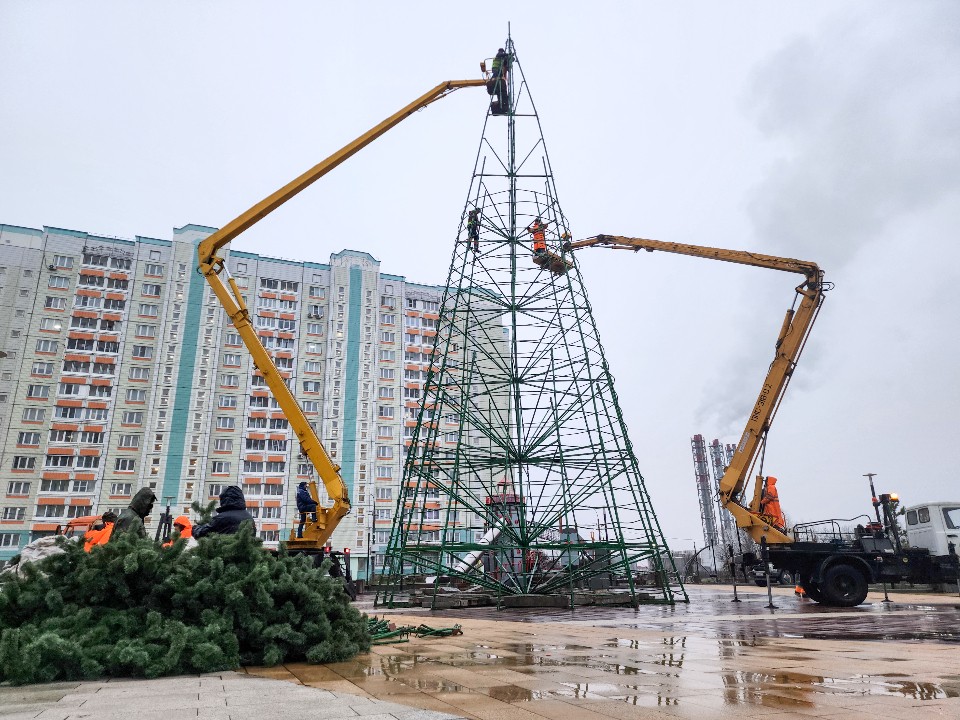 В Подольске начали устанавливать одну из самых высоких новогодних елок округа