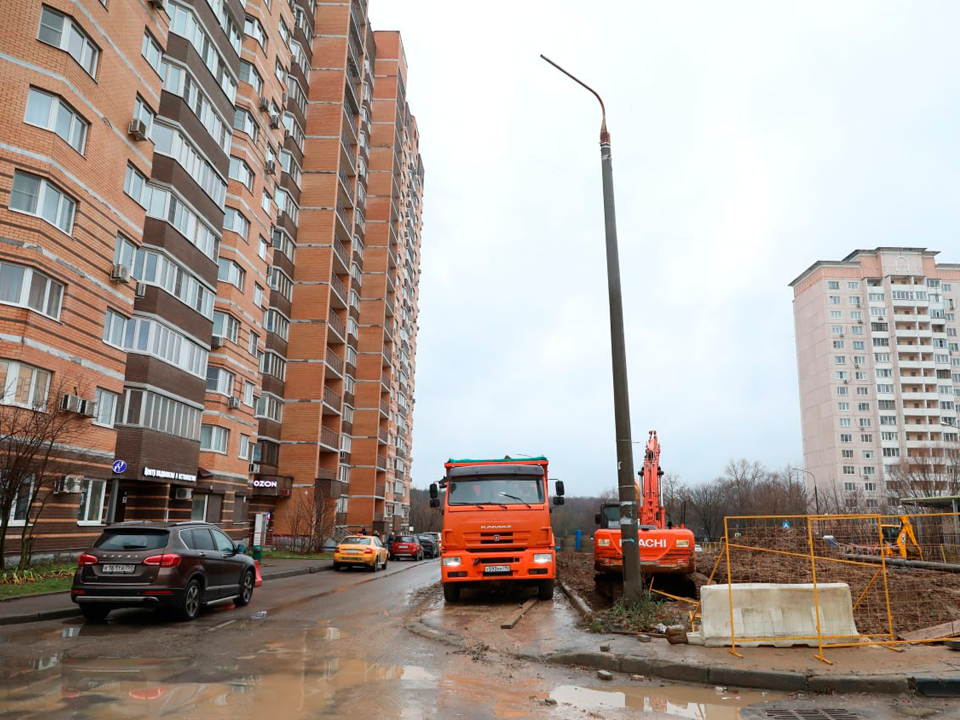 На улице Молодежной началась замена опор уличного освещения