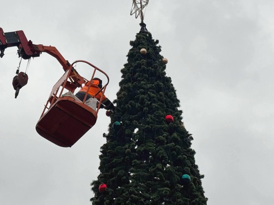 Гирлянды и цветные шары: в Подольске установили 12-метровую ель у главного дома культуры