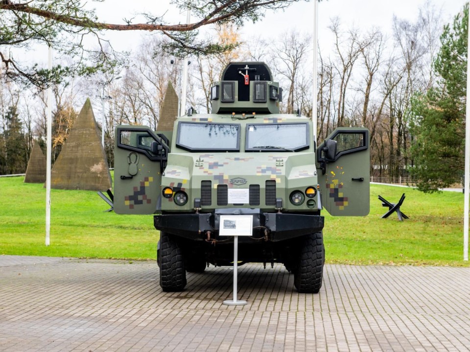В Истру привезли трофейный броневик с фронта спецоперации