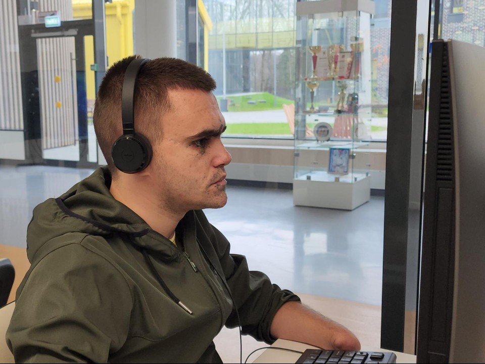 Будущий незрячий психолог из центра Мещерякова поможет справляться со стрессом и травмами боевым братьям