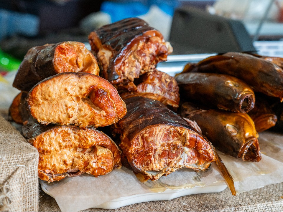 И рыбку съесть: женщина в Дедовске устроила себе бесплатный ужин прямо с прилавка